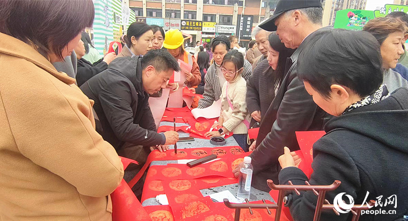 現場為市民寫春聯。人民網記者 劉賓攝
