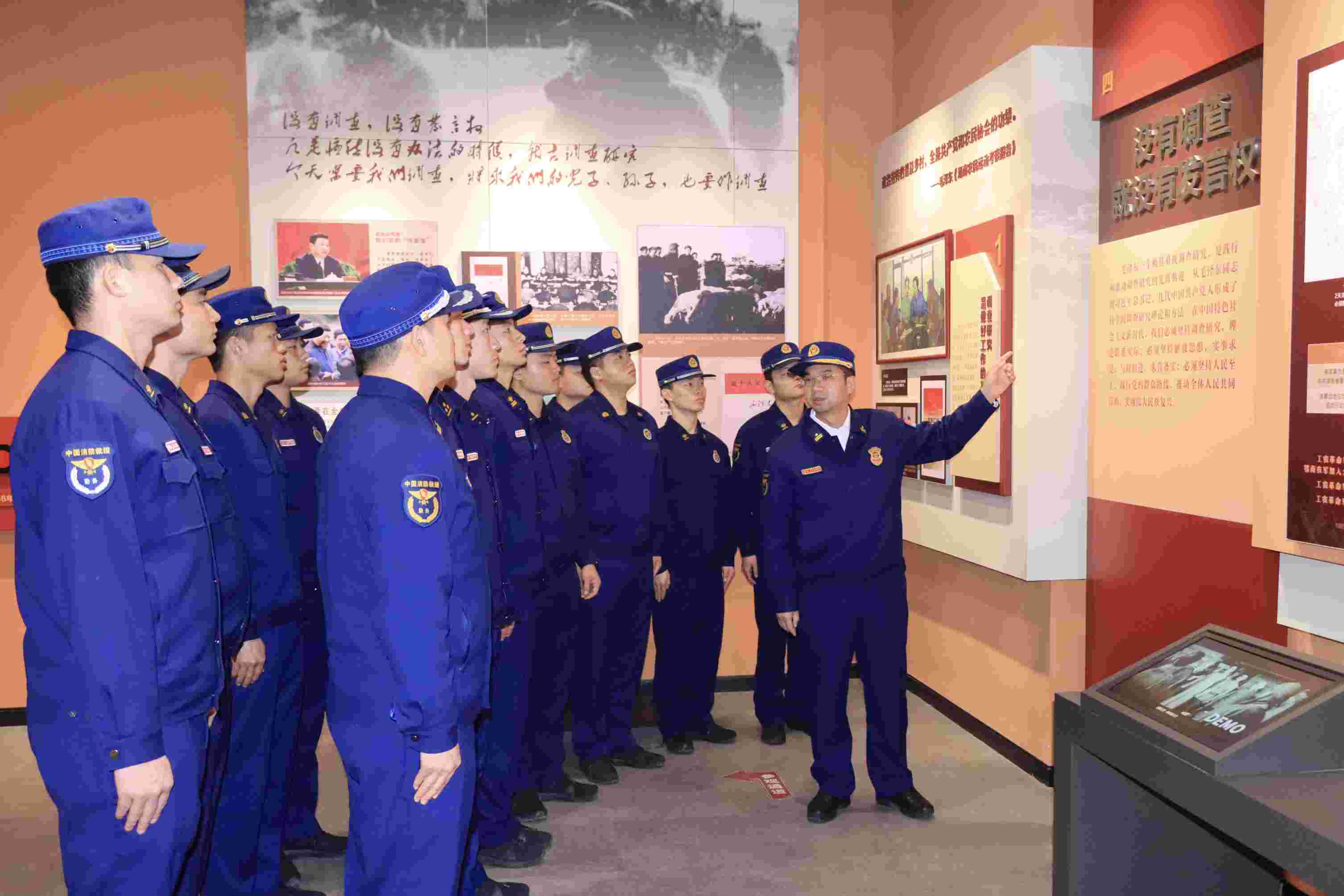 大队指战员参观陈列馆（单位供图）