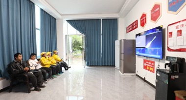 快递员、网约车司机、货车司机等群体在“五溪驿家”取暖休息。陈攀摄