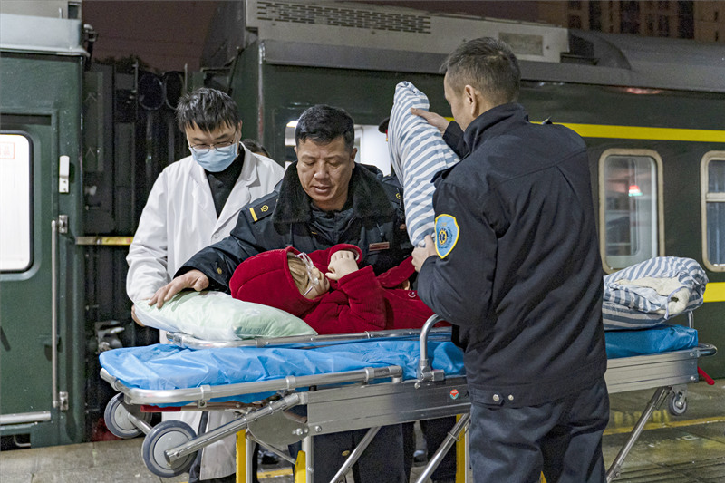 值班人員和醫護人員共同將女童送往醫院救治。受訪單位供圖