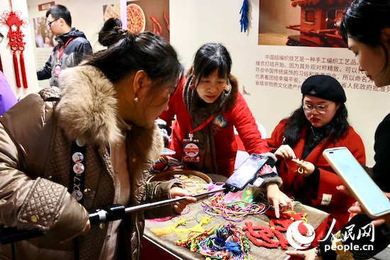 赏花灯、逛非遗 “湘”当有味在长沙。人民网记者 吴茜薇摄