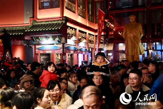 赏花灯、逛非遗 “湘”当有味在长沙。人民网记者 吴茜薇摄