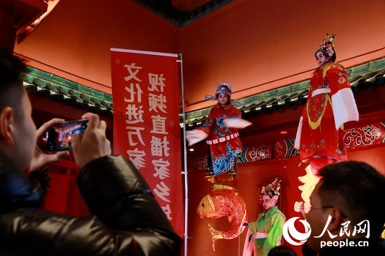 赏花灯、逛非遗 “湘”当有味在长沙。人民网记者 吴茜薇摄