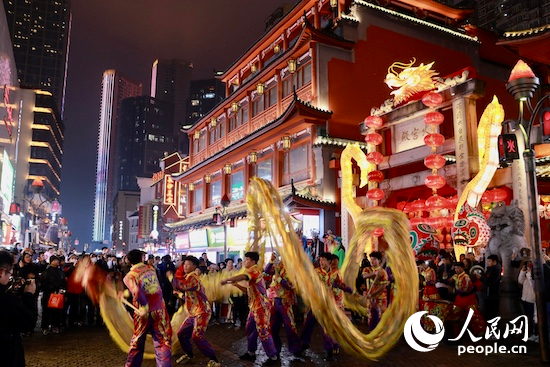 赏花灯、逛非遗 “湘”当有味在长沙。人民网记者 吴茜薇摄