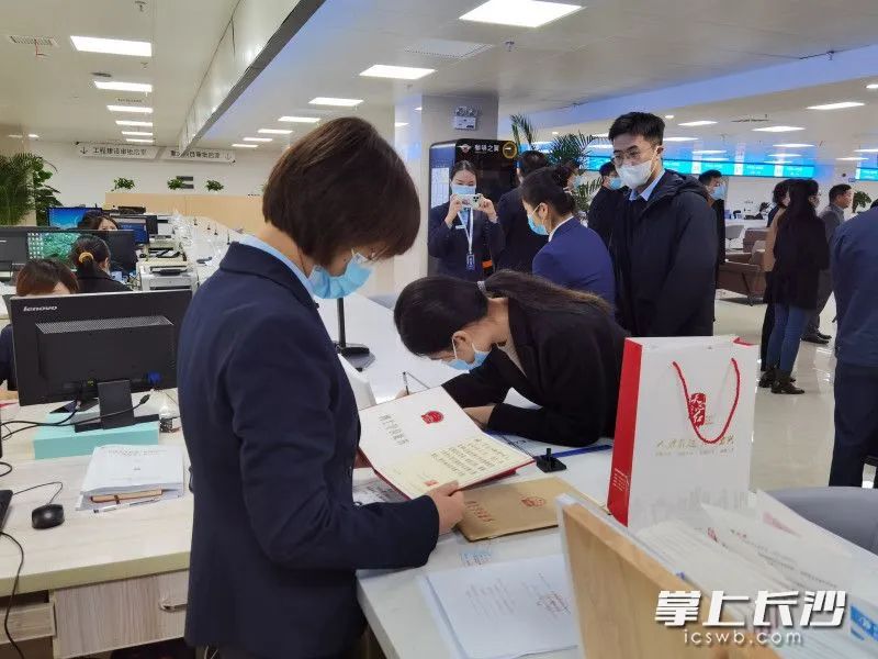 天心区政务服务大楼36个高频服务事项实现“一窗通办、一次办好”。单位供图