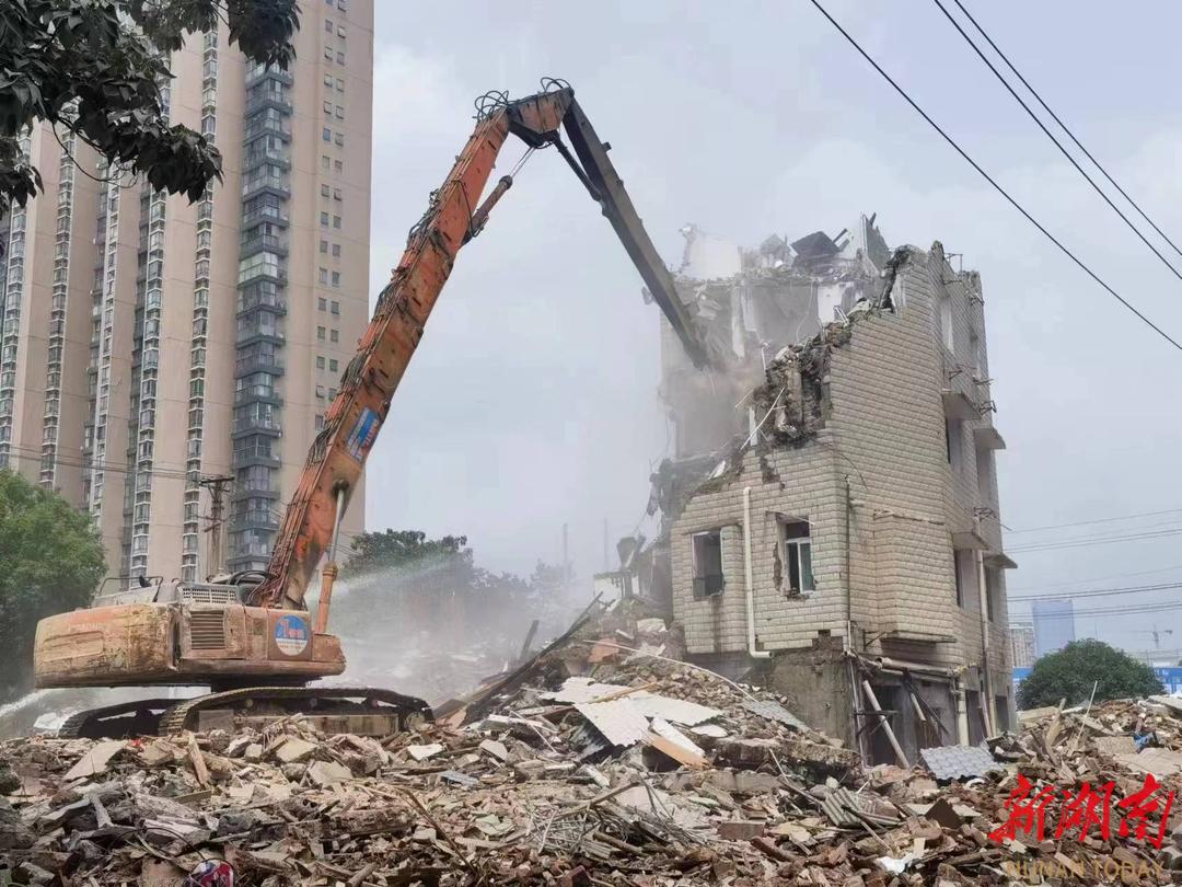 天心区沙湖村片区自建房拆除违建现场。单位供图
