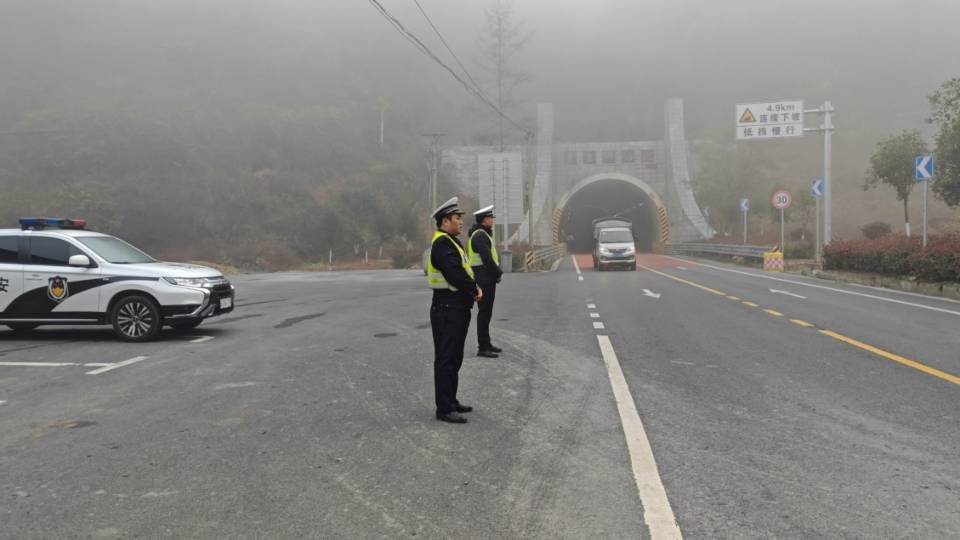 墨戎派出所交通组民警在G352国道牛角山隧道执勤。单位供图