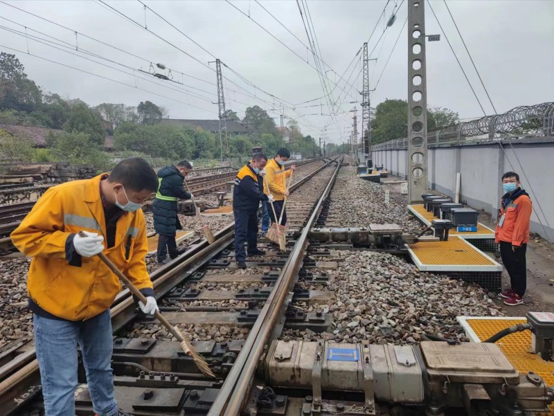 長沙車務段淦田站區啟動應急預案，發動15名隊員進行打冰掃雪演練。李陽攝