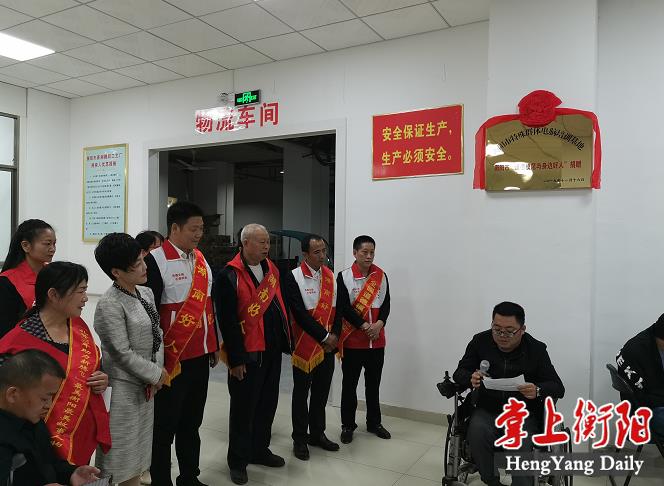 市委宣传部副部长、文明办主任谭春兰带领服务队捐10台电脑给残疾人免费学电脑（单位供图）