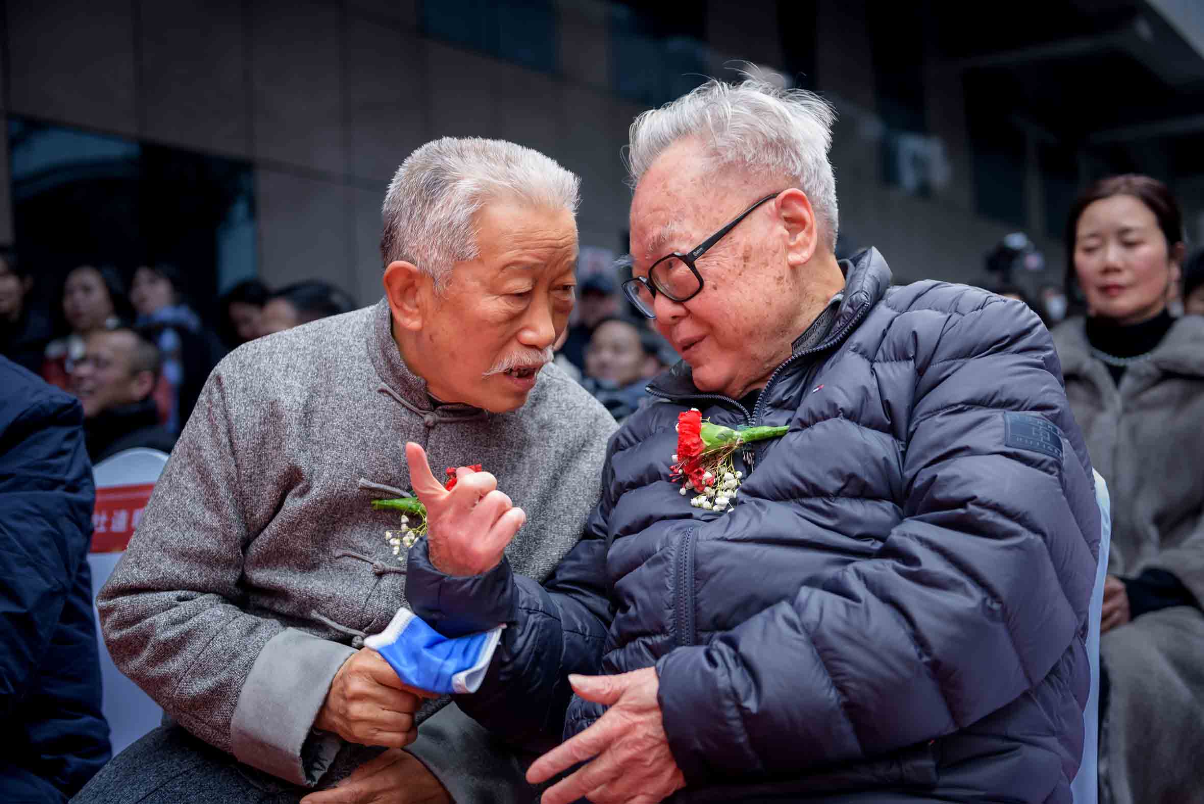 湖南省委原副书记文选德与当代工笔画泰斗邹传安在交谈萧华书法。主办方供图
