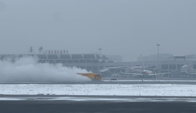 吹雪车正在进行道面除冰。受访单位供图