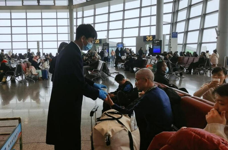 工作人员为航站楼内旅客提供热茶服务。受访单位供图