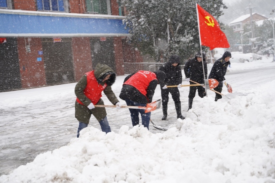 龙田镇组织党员群众清扫路面积雪。受访单位供图
