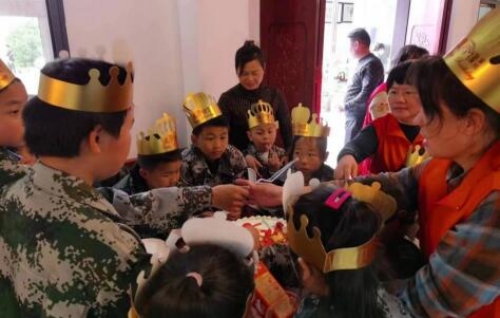 志願者陪伴“逆風寶貝”集體生日會。李建鋼攝