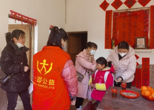 關愛志願者為困境學子雷鈺平春節前慰問送溫暖。龍小兵攝