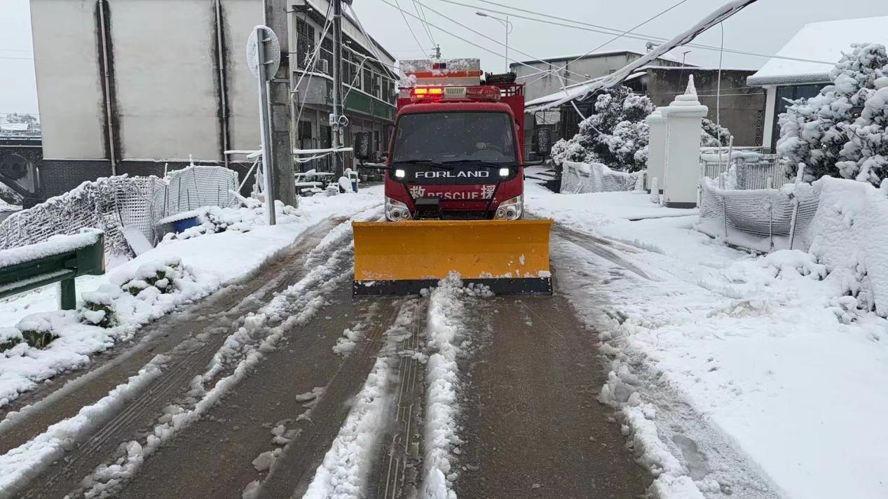 果园镇专职消防队对杨泗庙至刘家坪路段积雪进行清除。单位供图