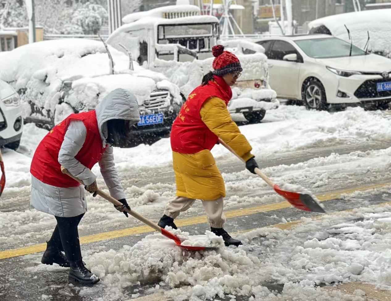 目前，湘龙街道8台设备已全部启用，已使用3吨工业盐，铺设1000个麻袋，已组织环卫、城管、交警、执法及志愿者等500余人持续开展扫雪除冰保畅工作。单位供图