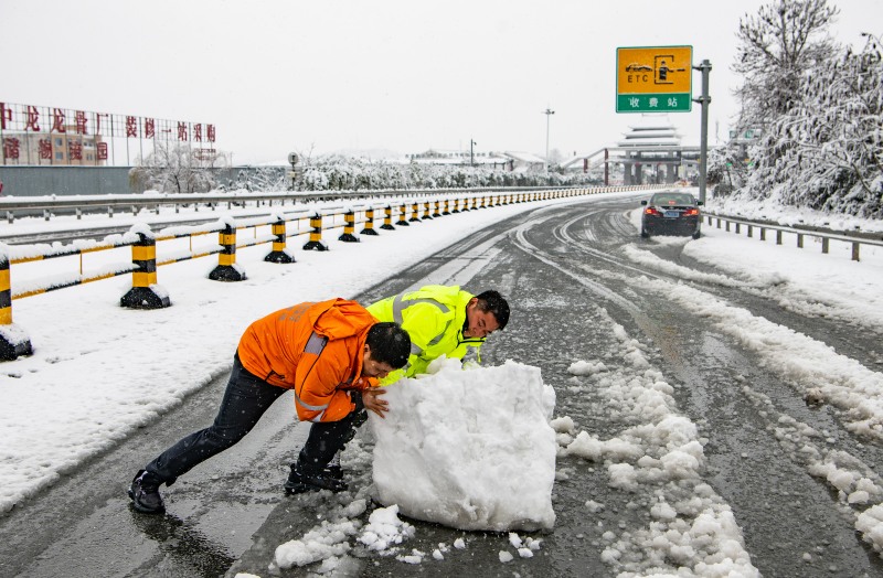 ，湖南高速公路集團懷化分公司員工在懷化西高速公路除雪保暢通。田文國攝
