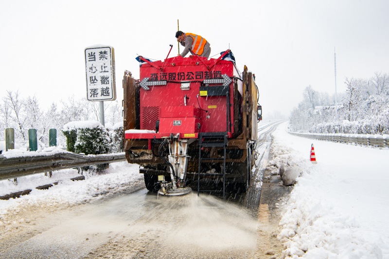 除雪設備在懷化繞城高速公路上作業。田文國攝