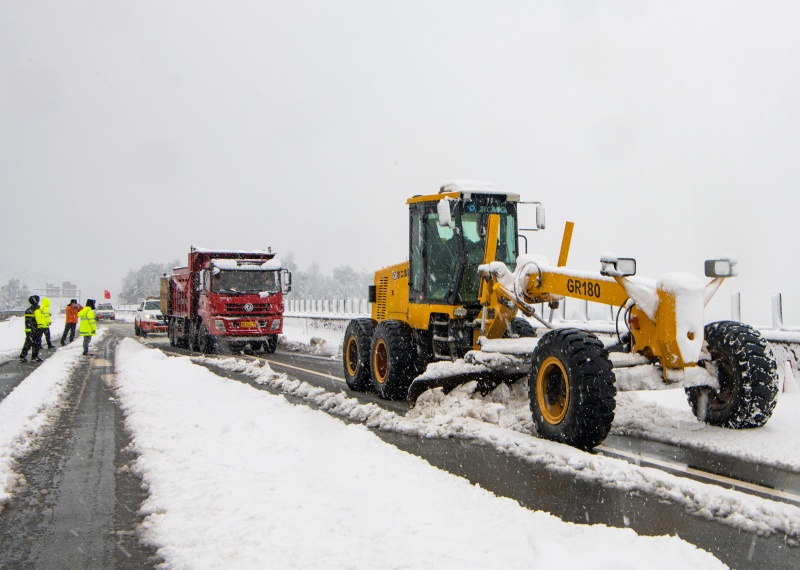 除雪设备在怀化绕城高速公路上作业。田文国摄