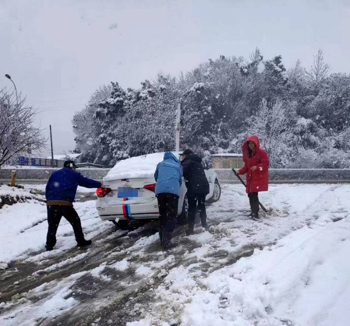 扫雪间隙，为过往车辆安全出行助力。单位供图