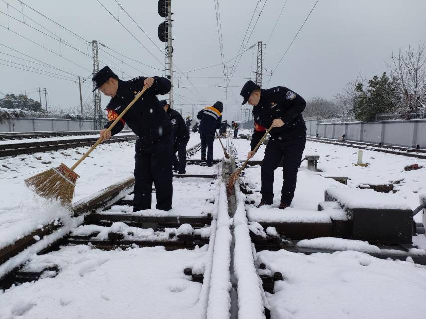 在京广铁路天心段开展巡查和除雪。单位供图
