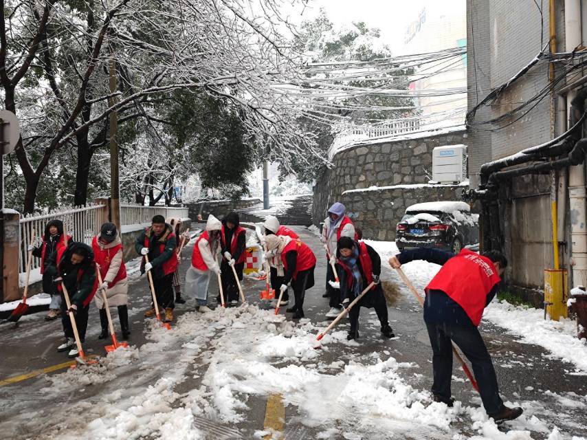 社區工作人員進行鏟雪除冰。單位供圖