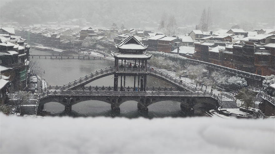 漫天飞雪的古城一景。吴东林摄