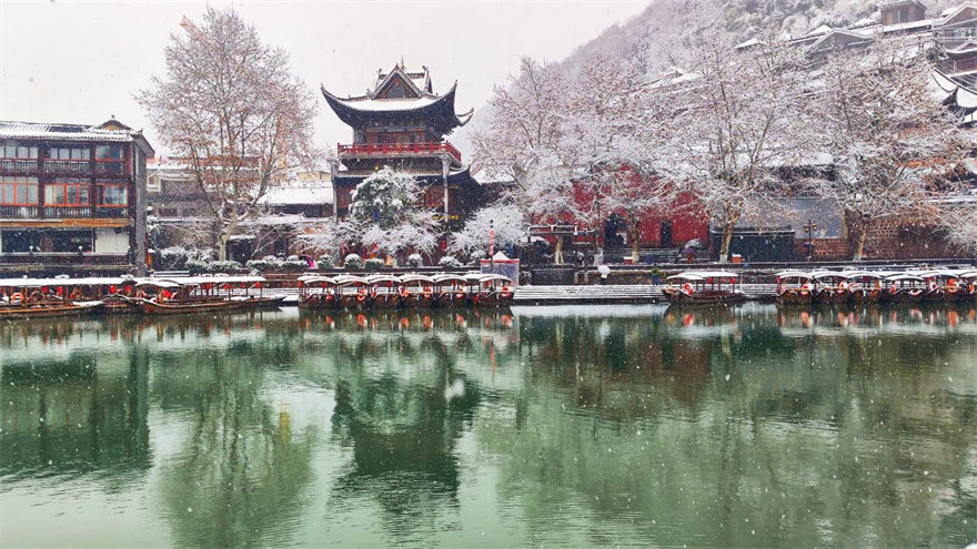 雪花纷纷扬扬，古城内呈现出别样动人景致。吴东林摄