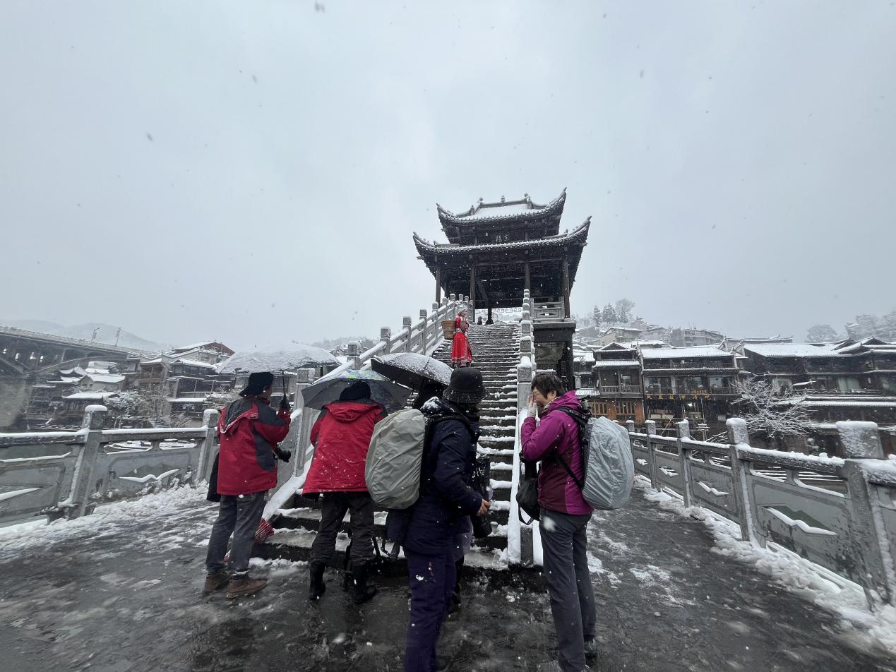 游客在雪中拍照打卡。吴东林摄