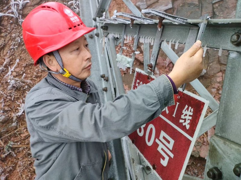 电力员工在测量覆冰情况。受访单位供图