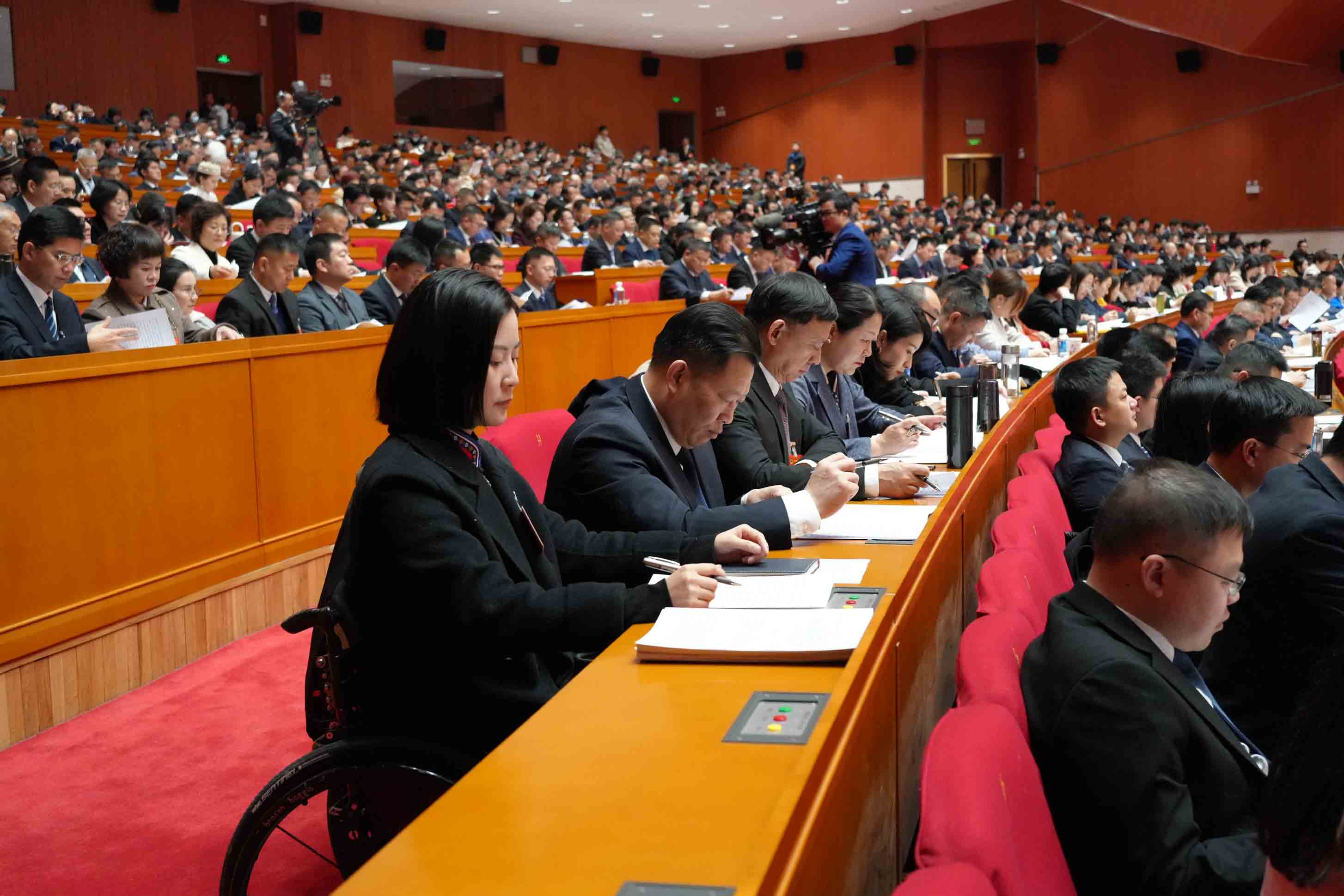 大会现场，代表委员认真听取报告。人民网刘汕摄