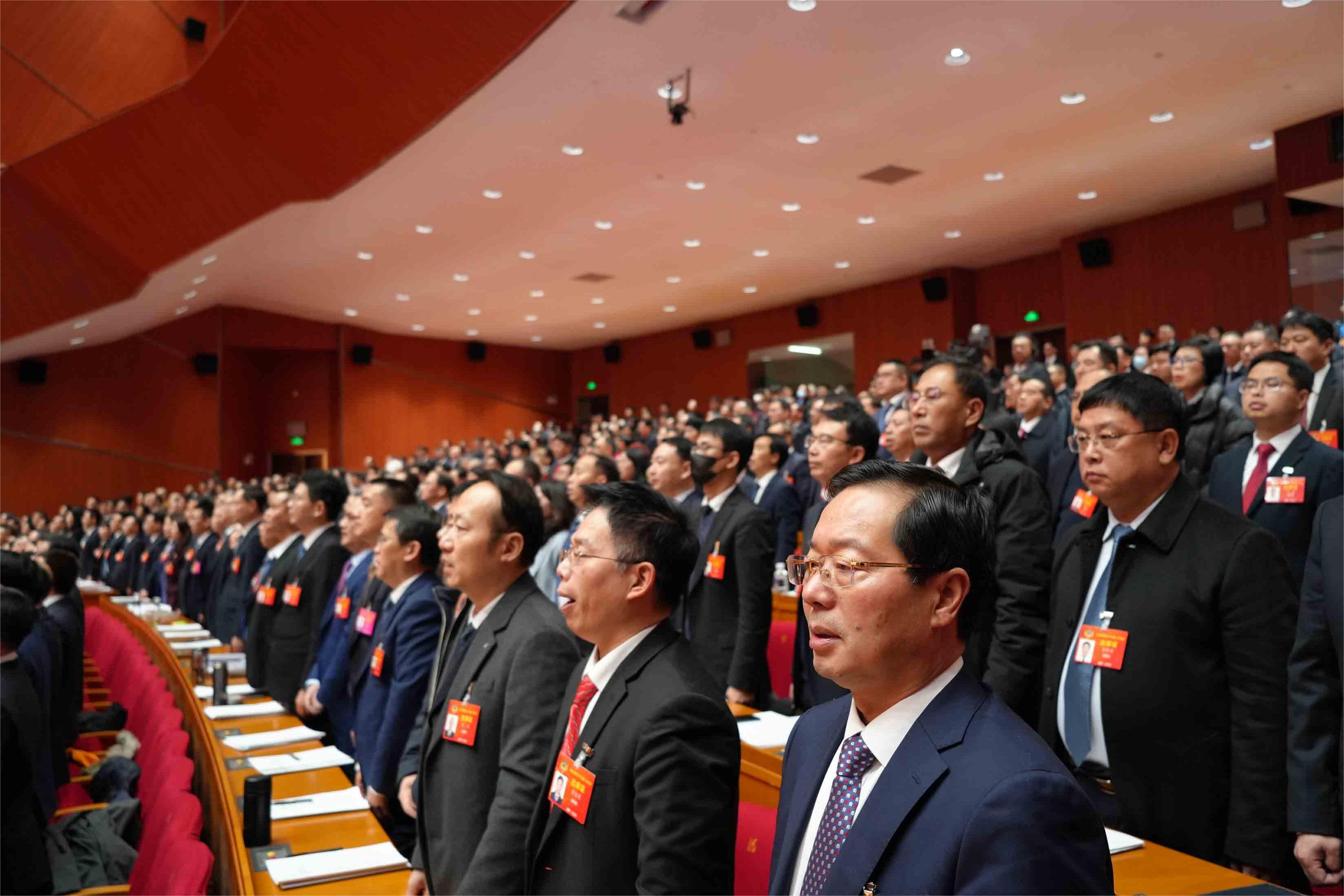 大會現場，全體起立唱國歌。人民網劉汕攝