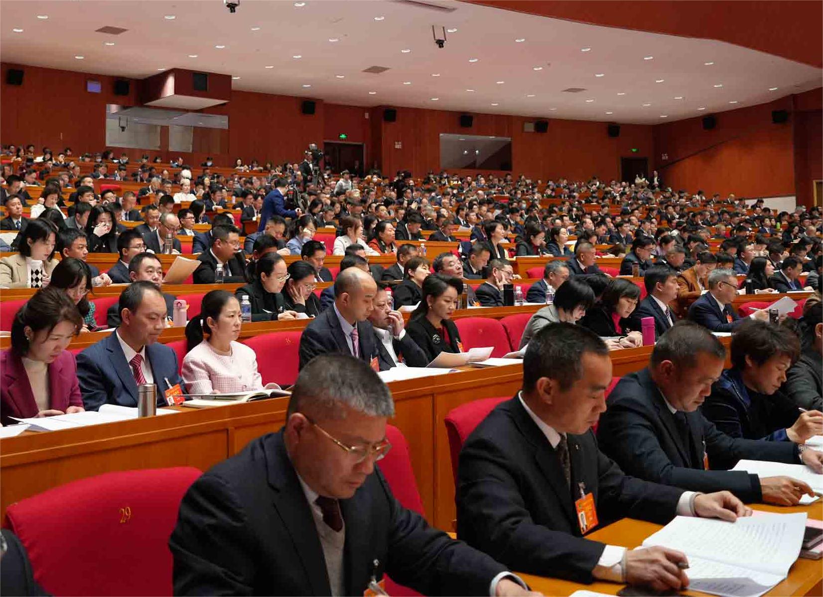 大会现场，委员认真听取会议报告。人民网刘汕摄