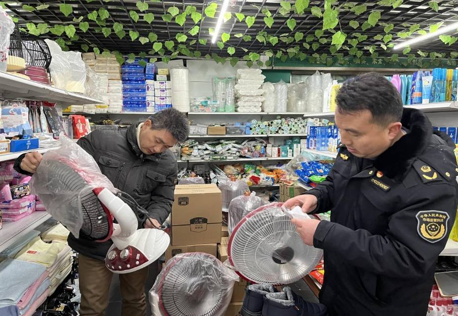 执法人员对电取暖设备产品质量加强监管。肖盼 摄