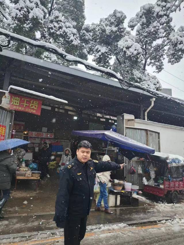 工作人员对全区范围内的棚顶市场进行安全检查。肖盼 摄