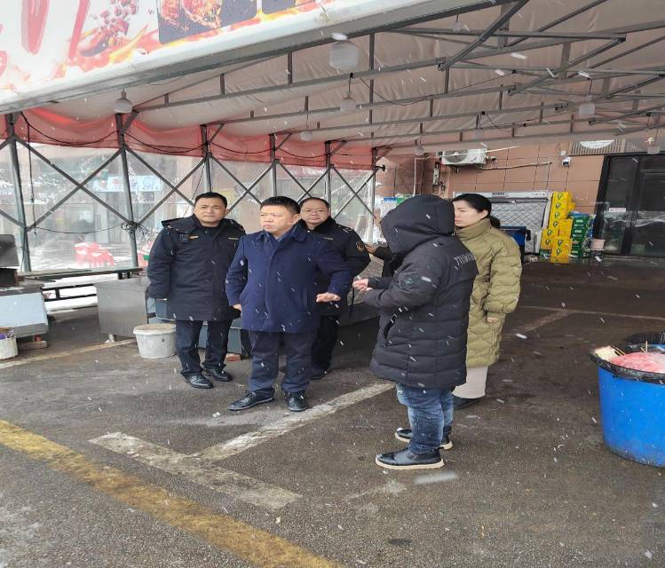 天心区市场监督管理局结合“年关守护（2024）”行动工作要求，在全区范围内开展维护市场安全、重要民生商品稳价保质的工作。肖盼 摄