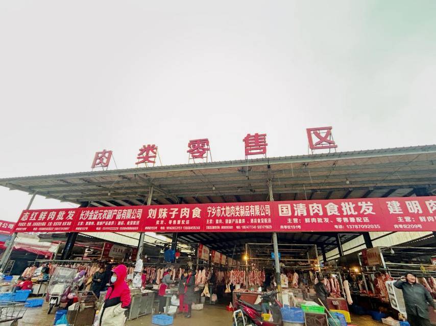水渡河市場肉類零售區，人來人往絡繹不絕。文雅麗 攝
