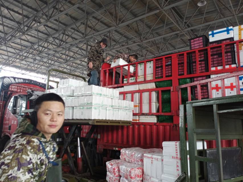 市場內各種菜品琳琅滿目，採購商們駕駛著小貨車或三輪車穿梭其中，採購蔬菜。黃興鎮供圖