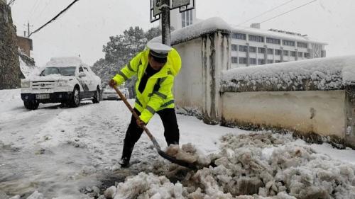 湘潭公安交警全力以赴加入鏟雪除冰工作中。單位供圖