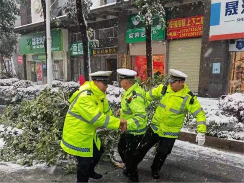 湘潭公安交警迅速組織民警清除路面樹枝。單位供圖
