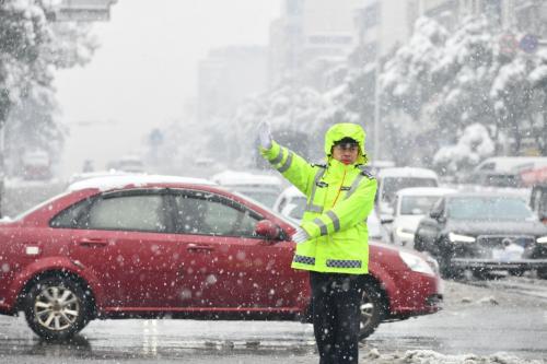 湘潭公安交警以雪為令、聞令而動，全警動員、全力以赴，全面加強道路交通秩序管理和應急疏導。單位供圖