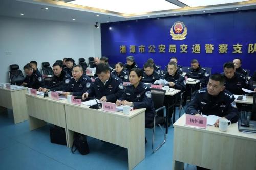 湘潭市公安局交警支隊召開會議，專題研究部署低溫雨雪冰凍天氣防范應對工作。單位提供