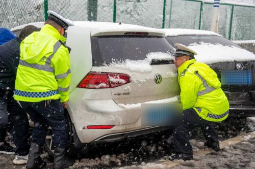 執勤民警輔警幫助推車。單位供圖