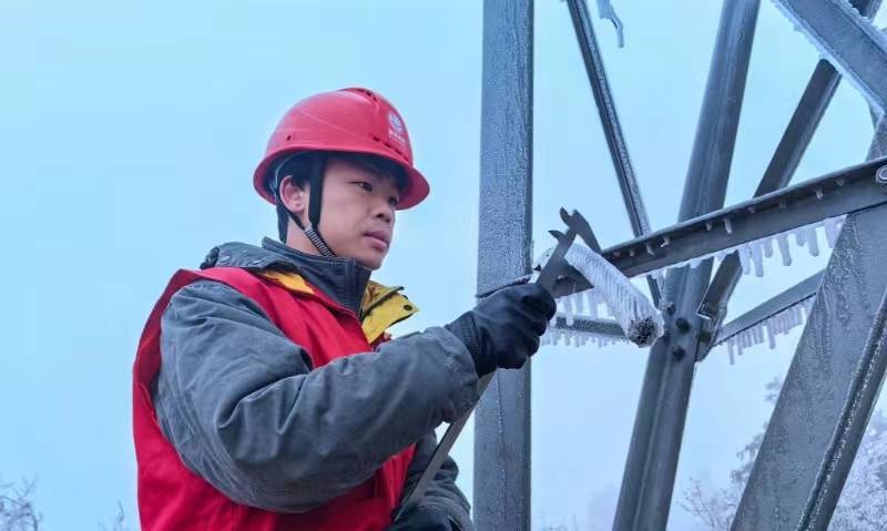 输电运检人员在观冰哨监测线路覆冰情况。单位供图