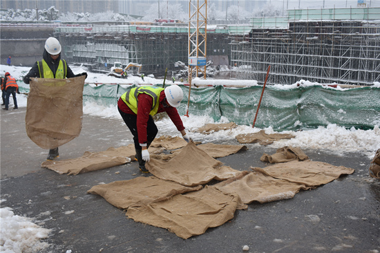 中建五局土木公司全力以赴,铲冰除雪保畅通。受访单位供图
