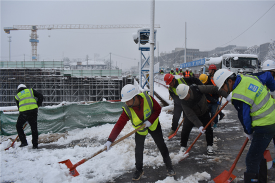 中建五局土木公司全力以赴，铲冰除雪保畅通 。受访单位供图