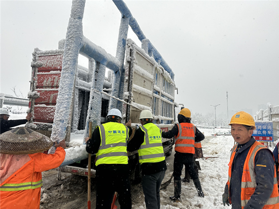 中建五局土木公司全力以赴，铲冰除雪保畅通。受访单位供图