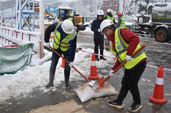 中建五局土木公司全力以赴，铲冰除雪保畅通。受访单位供图