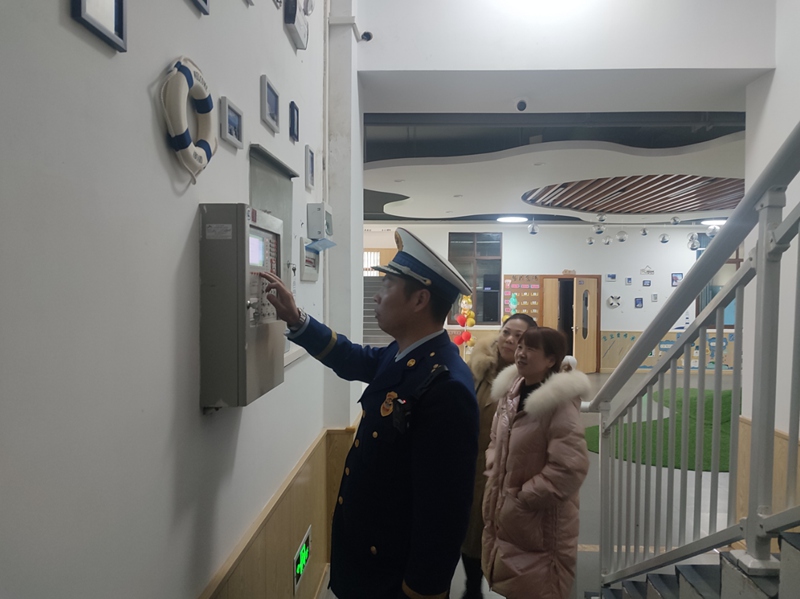 消防监督员检查幼儿园消防设施设备（单位供图）
